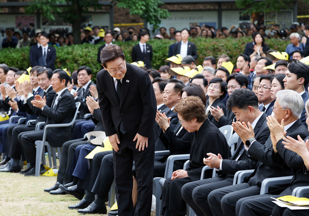 박수 받으며 단상으로 향하는 이재명 대통령