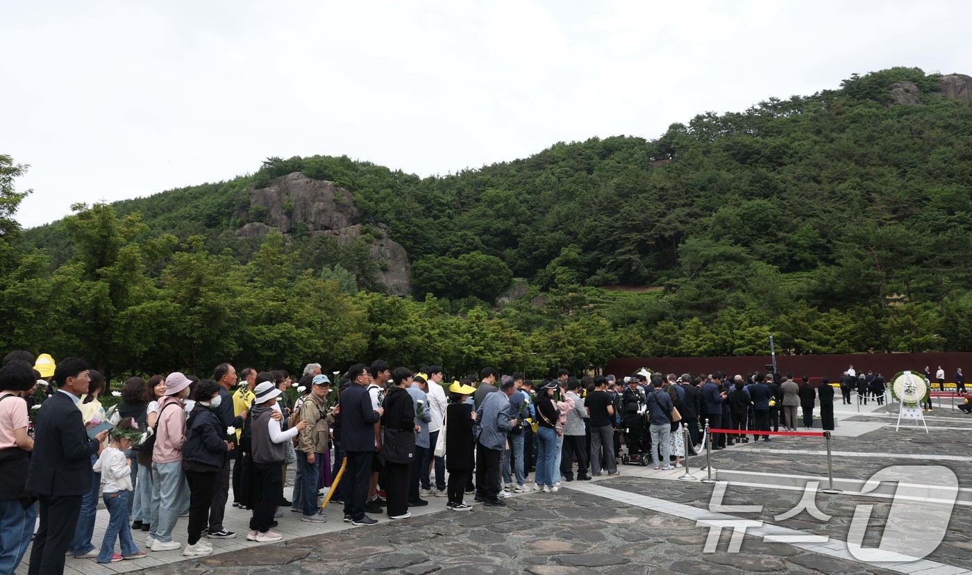 (김해=뉴스1) 이재명 기자 = 23일 경남 김해 봉하마을에서 열린 고 노무현 전 대통령 서거 17주기 추도식에서 참석자들이 묘역을 참배하고 있다. (청와대통신사진기자단) 2026 …