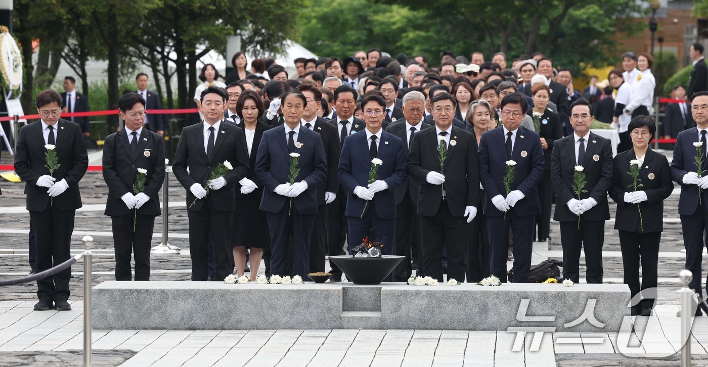 (김해=뉴스1) 이재명 기자 = 김민석 국무총리 등 참석자들이 23일 경남 김해 봉하마을에서 열린 고 노무현 전 대통령 서거 17주기 추도식을 마친 뒤 묘역을 참배하고 있다. (청 …