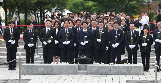 고 노무현 전 대통령 묘역 참배