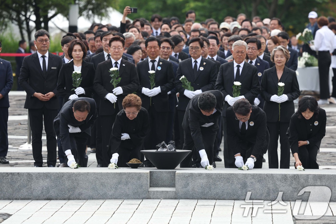 (김해=뉴스1) 이재명 기자 = 권양숙 여사 등 참석자들이 23일 경남 김해 봉하마을에서 열린 고 노무현 전 대통령 서거 17주기 추도식을 마친 뒤 묘역을 참배하고 있다. (청와대 …