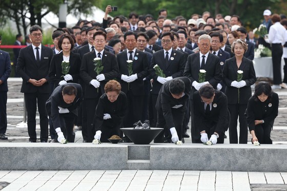 노무현 전 대통령 묘역 참배하는 권양숙 여사