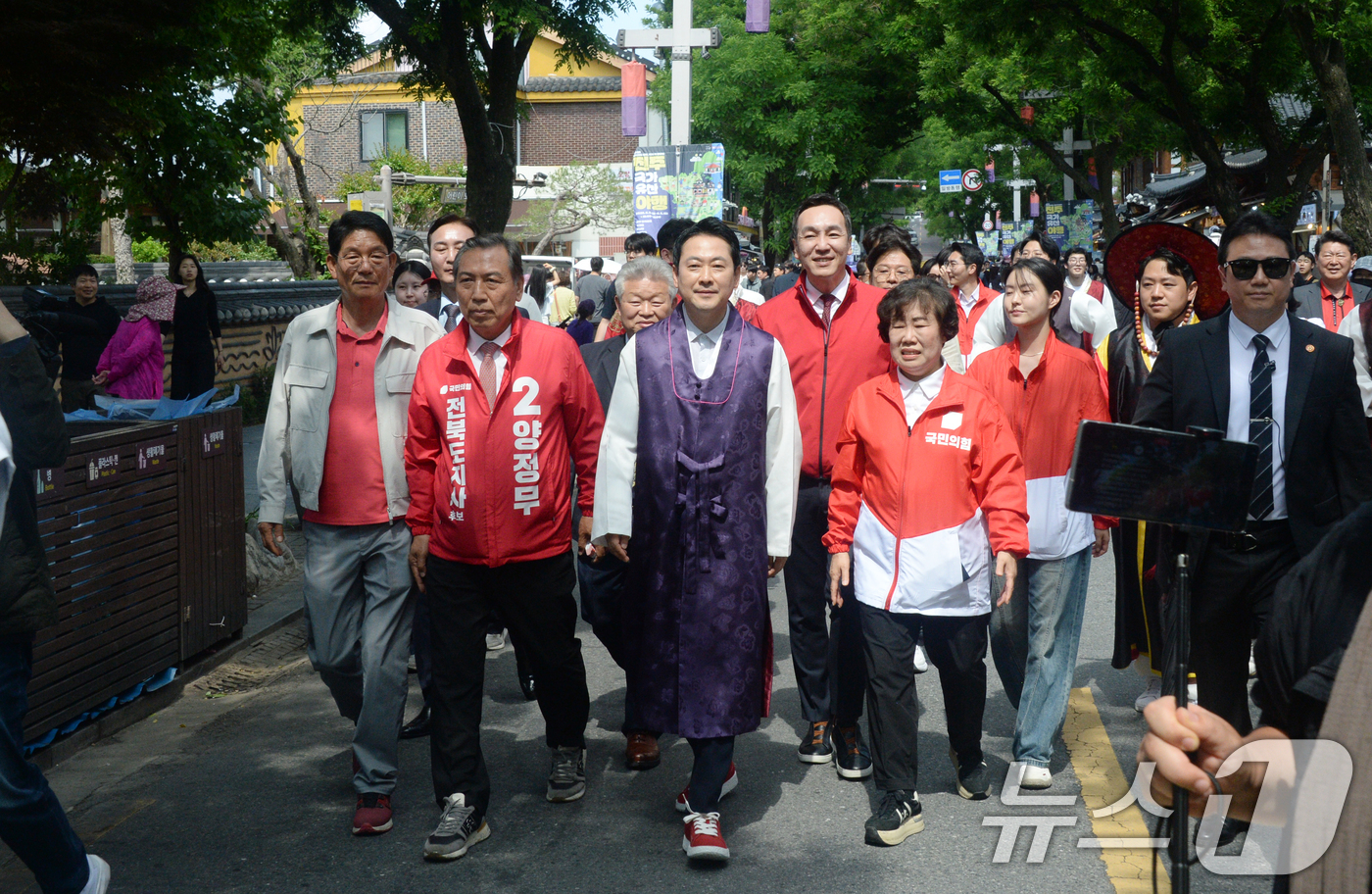 (전주=뉴스1) 유경석 기자 = 장동혁 국민의힘 상임선대위원장(가운데)이 23일 전북 전주시 전주한옥마을을 방문해 양정무 전북도지사 후보 지원 유세를 하고 있다. 2026.5.23 …