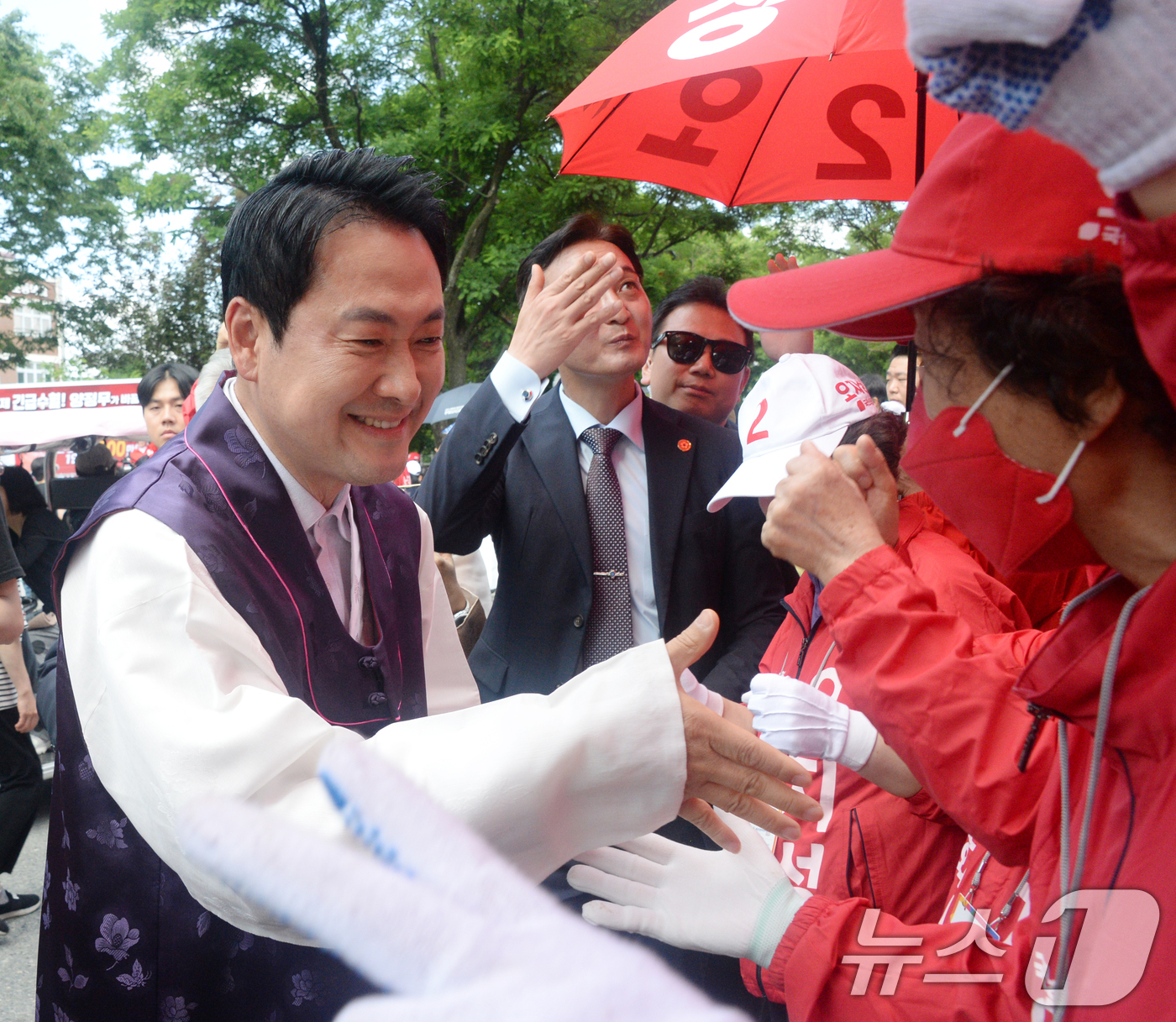 (전주=뉴스1) 유경석 기자 = 장동혁 국민의힘 상임선대위원장(왼쪽)이 23일 전북 전주시 전주한옥마을을 찾아 지원 유세를 하고 있다. 2026.5.23/뉴스1