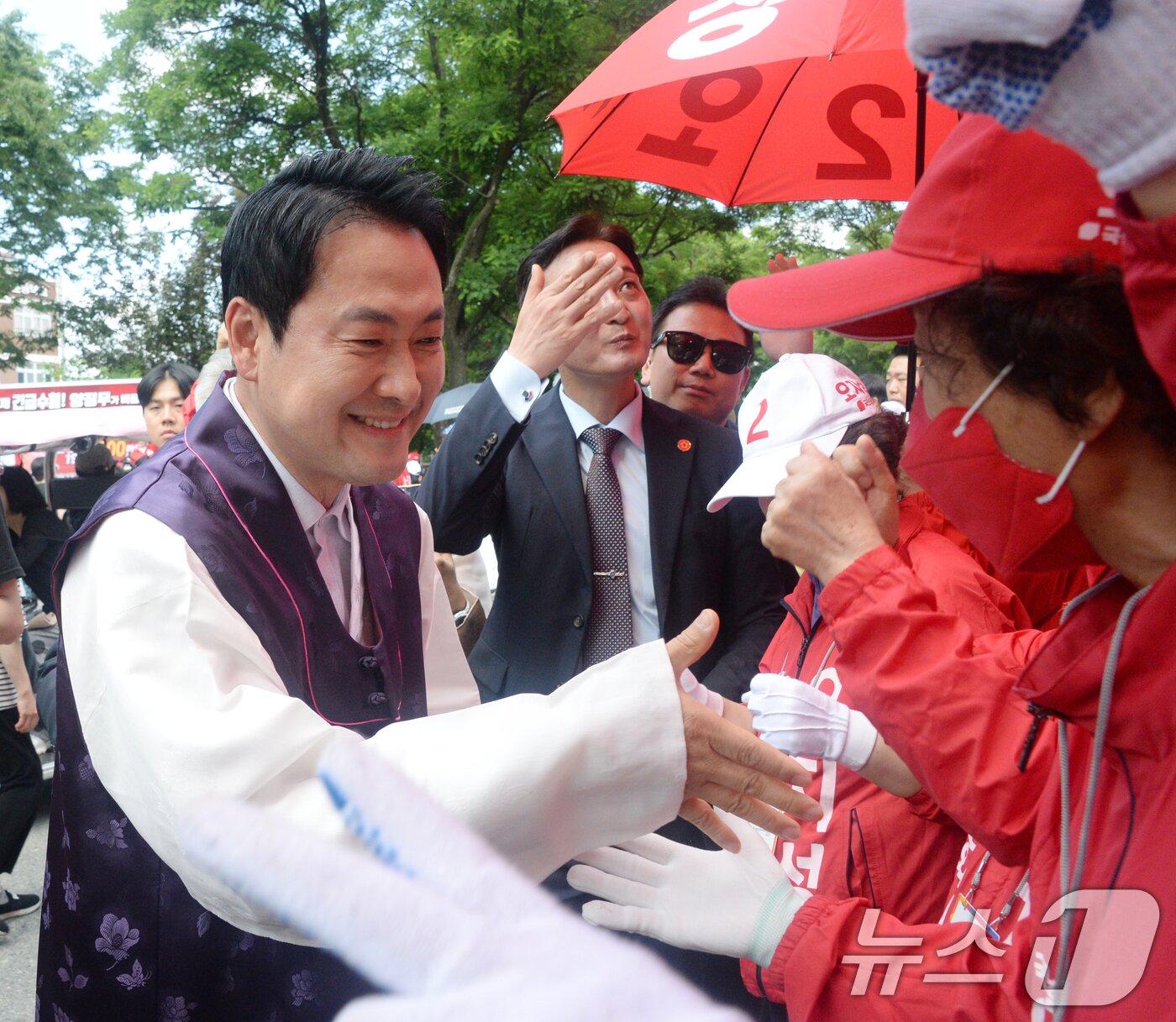 본문 이미지 - 장동혁 국민의힘 상임선대위원장(왼쪽)이 23일 전북 전주시 전주한옥마을을 찾아 지원 유세를 하고 있다. 2026.5.23 ⓒ 뉴스1 유경석 기자