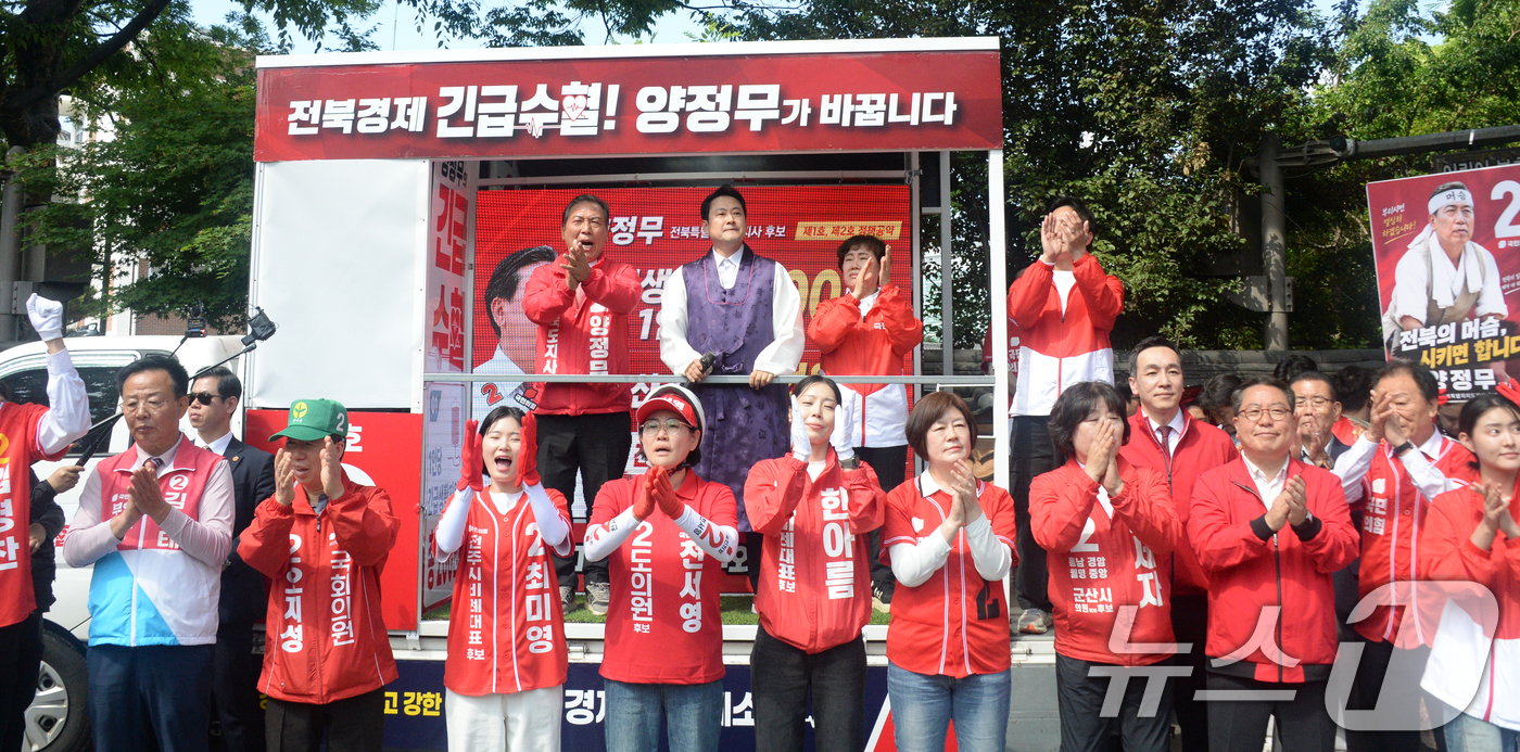(전주=뉴스1) 유경석 기자 = 장동혁 국민의힘 상임선대위원장이 23일 전북 전주시 전주한옥마을을 찾아 지원 유세를 하고 있다. 2026.5.23/뉴스1