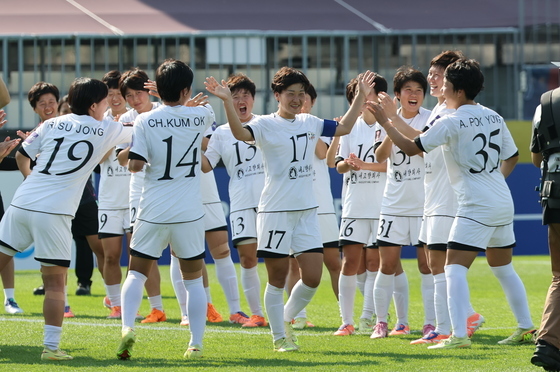 하이파이브 나누는 내고향여자축구단