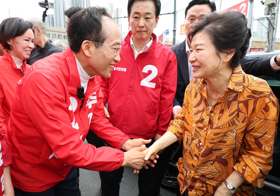 6·3 지방선거 앞두고 칠성시장 찾은 박근혜