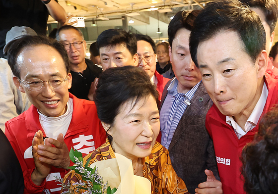 칠성시장 상인과 인사 나누는 박근혜