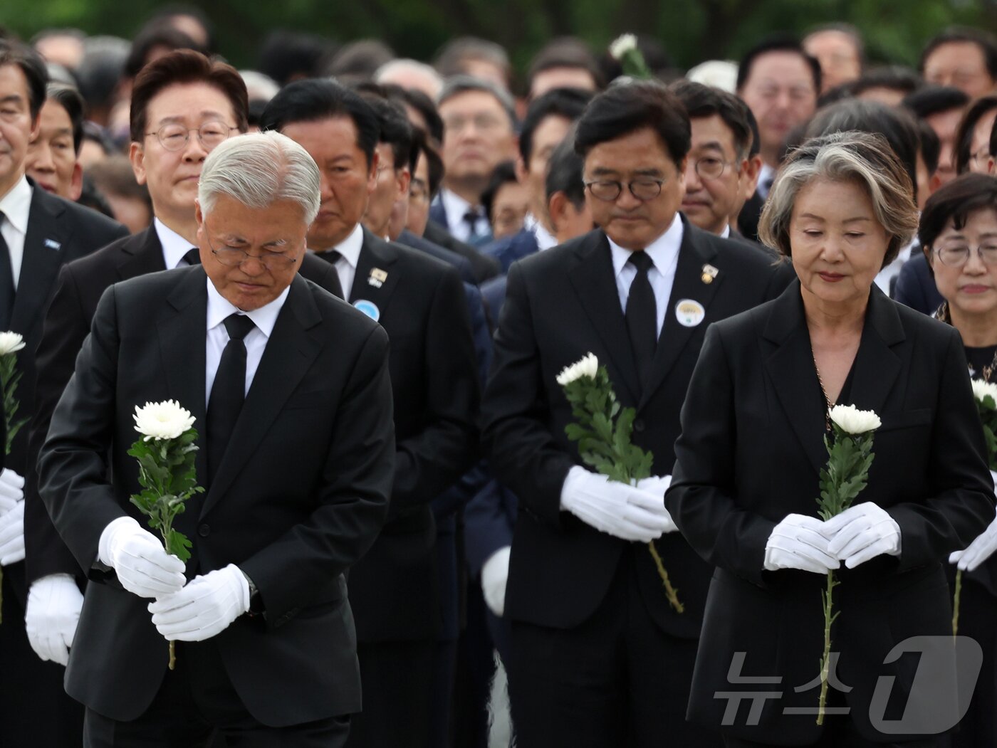 본문 이미지 - 문재인 전 대통령과 김정숙 여사가 23일 경남 김해시 봉하마을에서 열린 노무현 전 대통령 서거 17주기 추도식에서 노 전 대통령 묘소를 참배하고 있다. 2026.5.23 ⓒ 뉴스1 황기선 기자