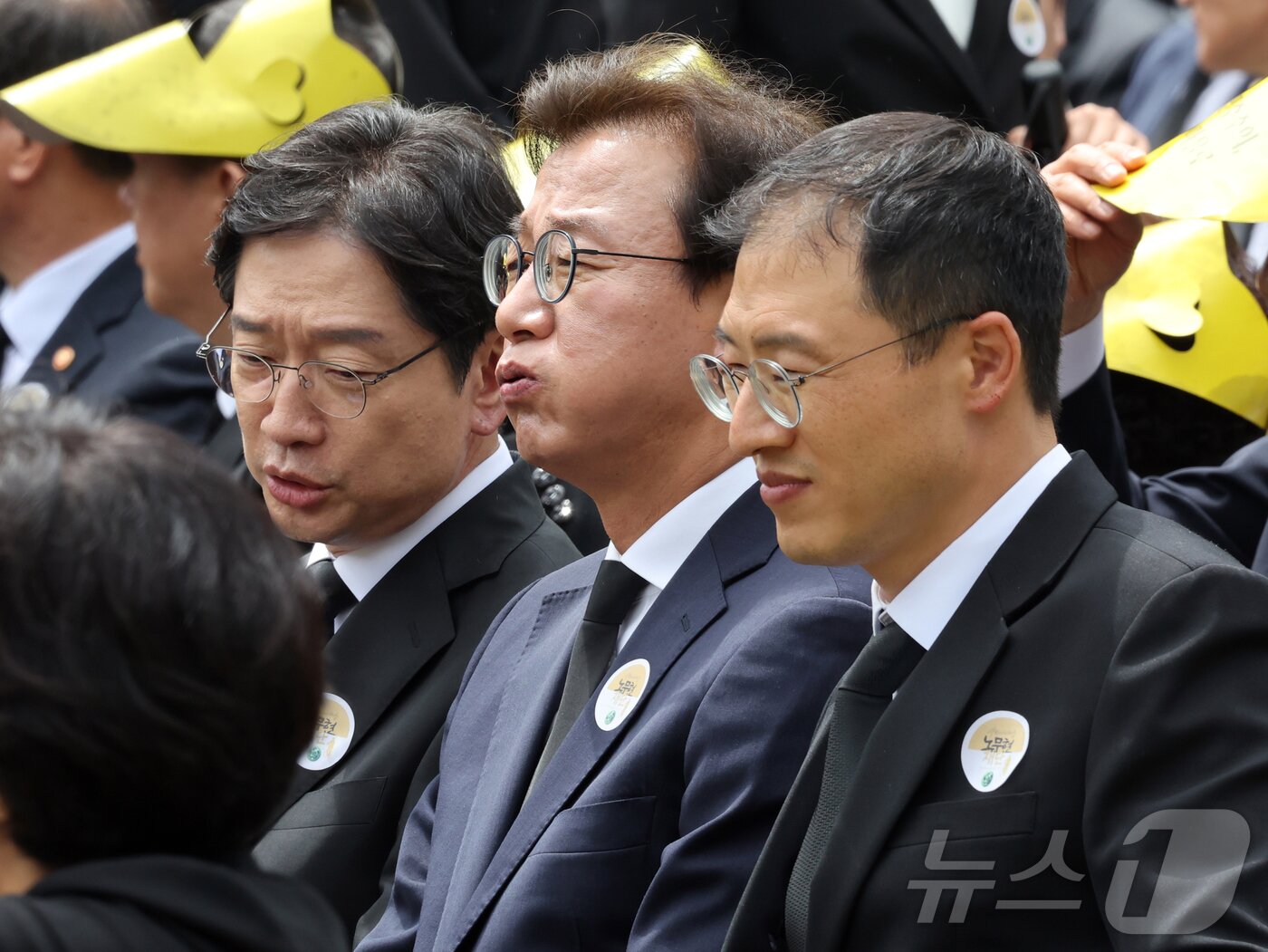 본문 이미지 - 더불어민주당 김경수 경남시장 후보(왼쪽부터)와 전재수 부산시장 후보, 김상욱 울산시장 후보가 23일 경남 김해시 봉하마을에서 열린 故 노무현 전 대통령 서거 17주기 추도식에서 대화를 나누고 있다. 2026.5.23 ⓒ 뉴스1 황기선 기자