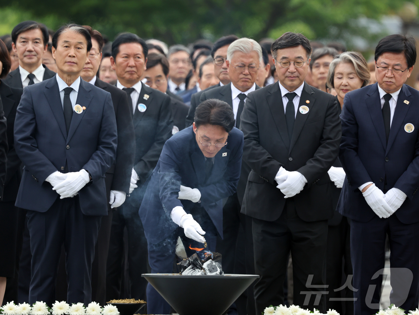 (김해=뉴스1) 황기선 기자 = 김민석 국무총리가 23일 경남 김해시 봉하마을에서 열린 故 노무현 전 대통령 서거 17주기 추도식에서 노 전 대통령 묘소를 참배하고 있다 2026. …