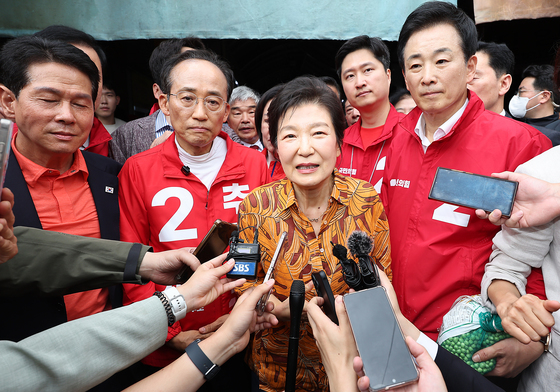 박근혜 "대구 경제 안좋아…'경제통' 추경호, 좋은 정책 마련할 것"(종합)