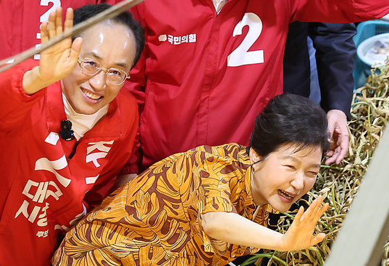 박근혜 전 대통령, 추경호 후보와 나린히