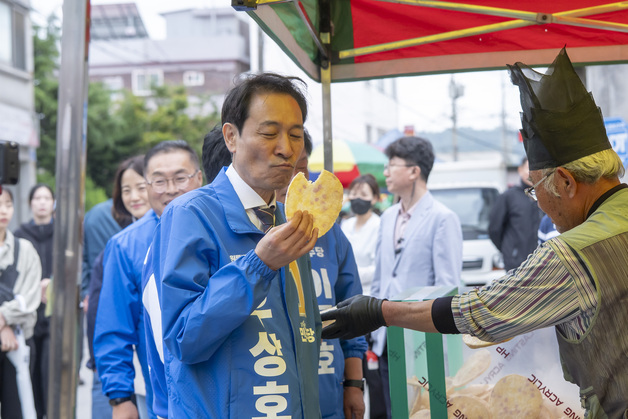 우상호, 동해 북평오일장 찾아 "편의시설·주차 문제 해결"