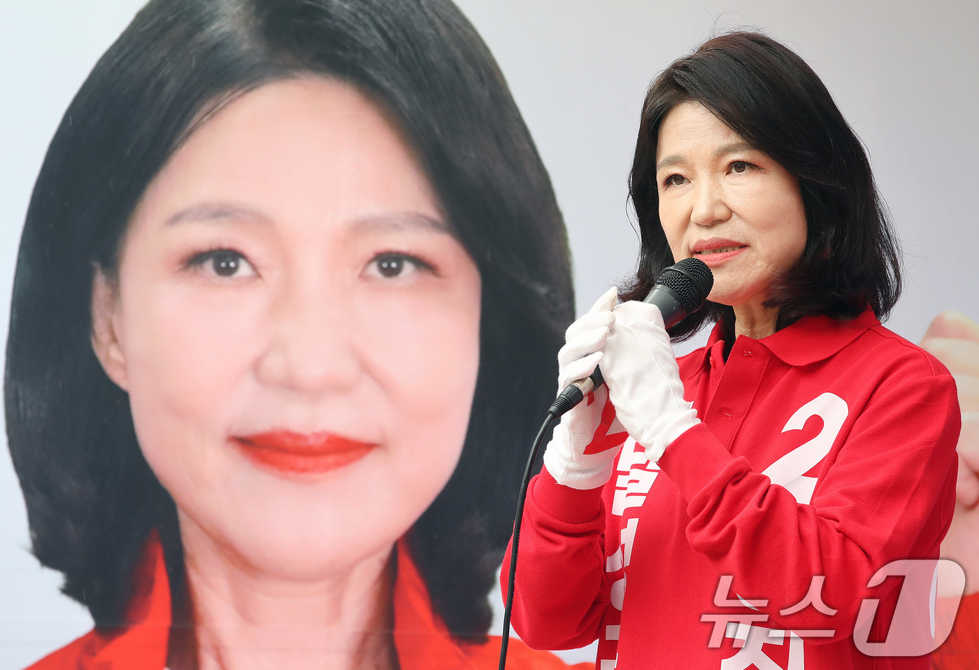 (대구=뉴스1) 공정식 기자 = 대구 달성군 국회의원 보궐선거에 출마한 이진숙 국민의힘 후보가 23일 달성군 다사읍 도시철도 2호선 대실역 만남의 광장에서 지지를 호소하고 있다. …