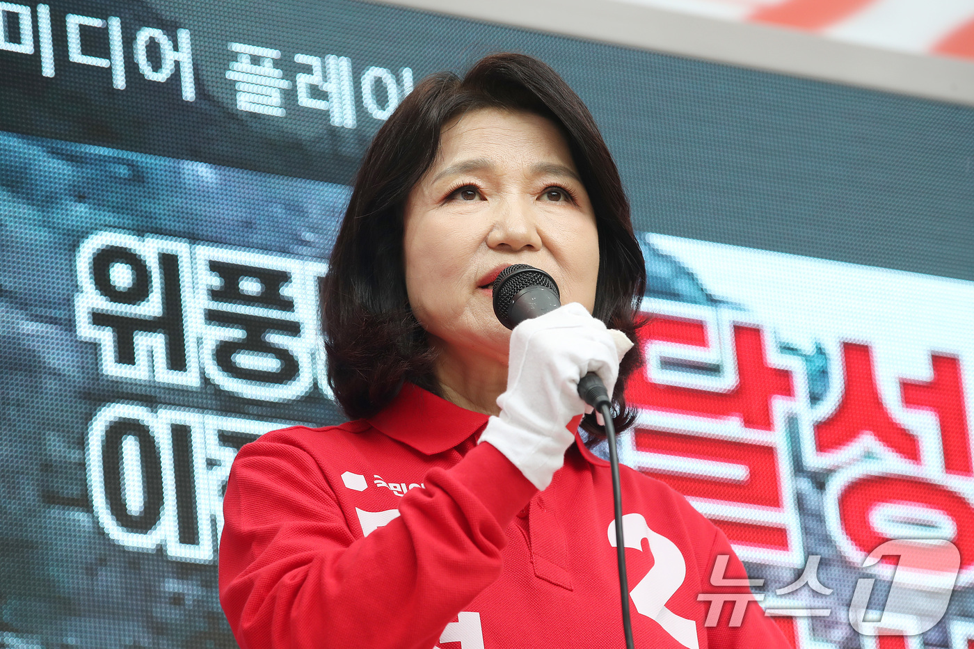 (대구=뉴스1) 공정식 기자 = 대구 달성군 국회의원 보궐선거에 출마한 이진숙 국민의힘 후보가 23일 달성군 다사읍 도시철도 2호선 대실역 만남의 광장에서 지지를 호소하고 있다. …
