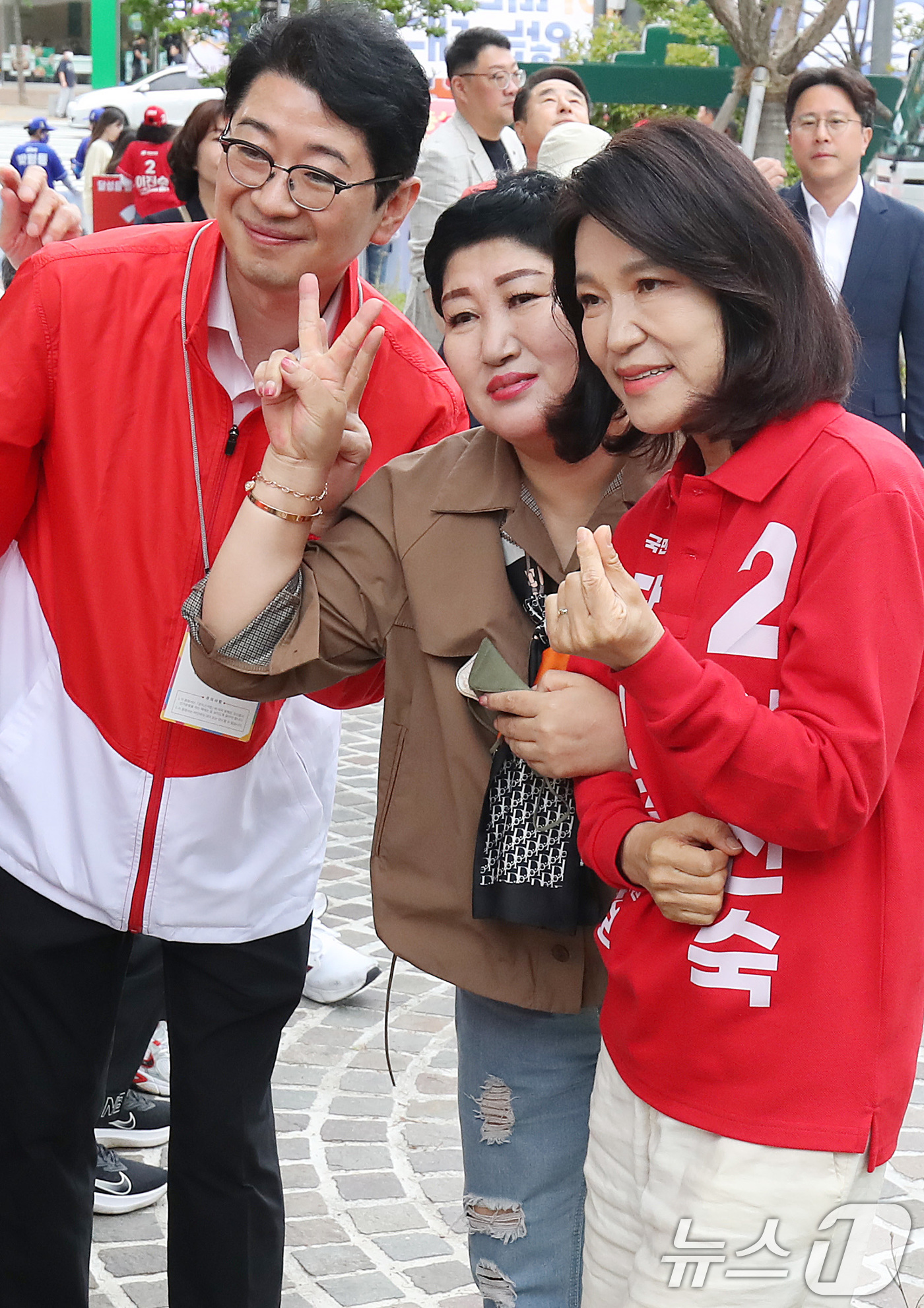 (대구=뉴스1) 공정식 기자 = 대구 달성군 국회의원 보궐선거에 출마한 이진숙 국민의힘 후보와 주진우 의원이 23일 대구 달성군 다사읍 도시철도 2호선 대실역 만남의 광장에서 시민 …