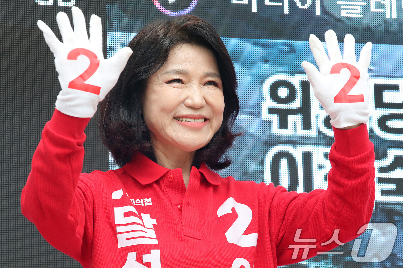(대구=뉴스1) 공정식 기자 = 대구 달성군 국회의원 보궐선거에 출마한 이진숙 국민의힘 후보가 23일 달성군 다사읍 도시철도 2호선 대실역 만남의 광장에서 지지를 호소하고 있다. …