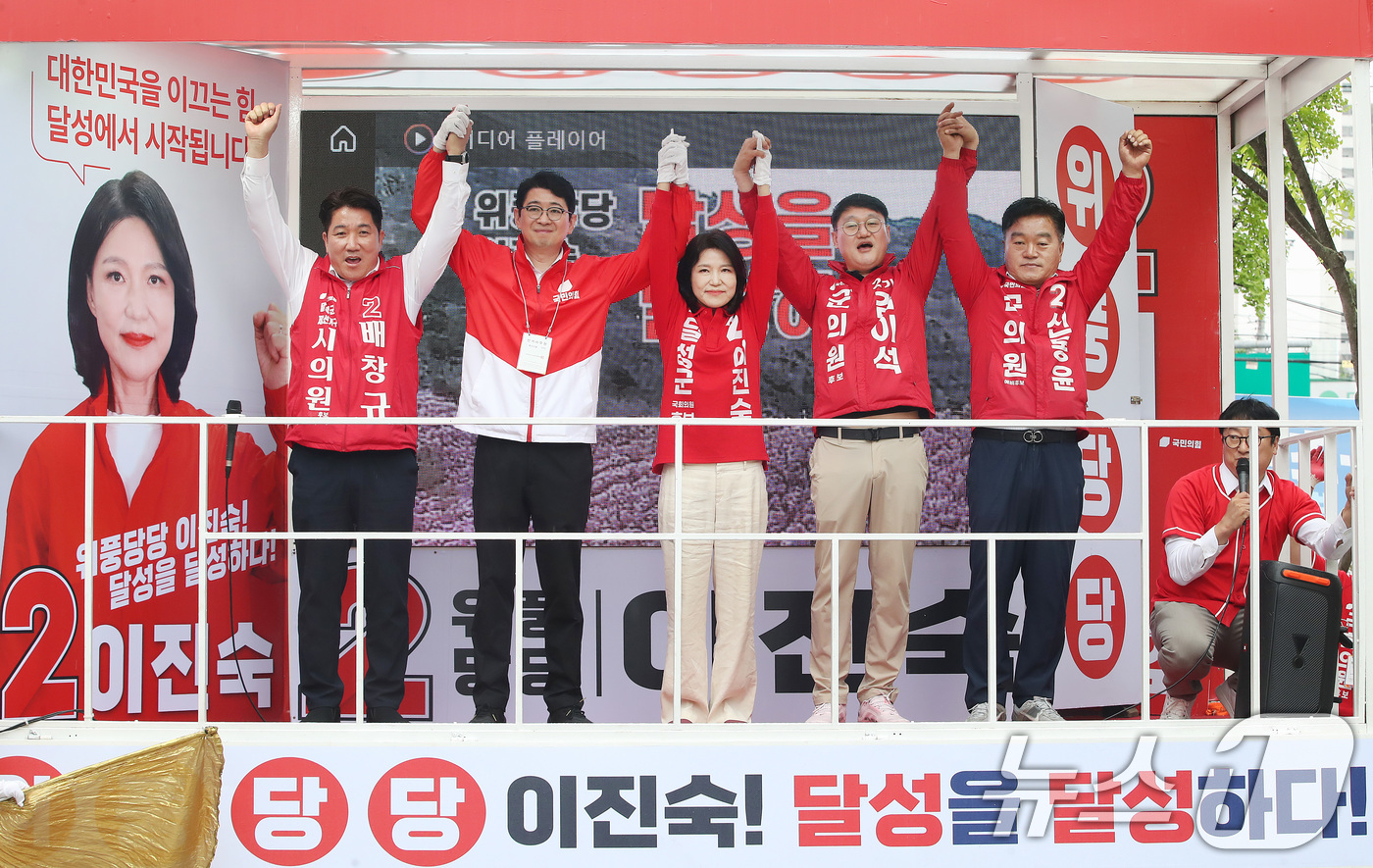 (대구=뉴스1) 공정식 기자 = 대구 달성군 국회의원 보궐선거에 출마한 이진숙 국민의힘 후보(가운데)가 23일 대구 달성군 다사읍 도시철도 2호선 대실역 만남의 광장에서 주진우 의 …
