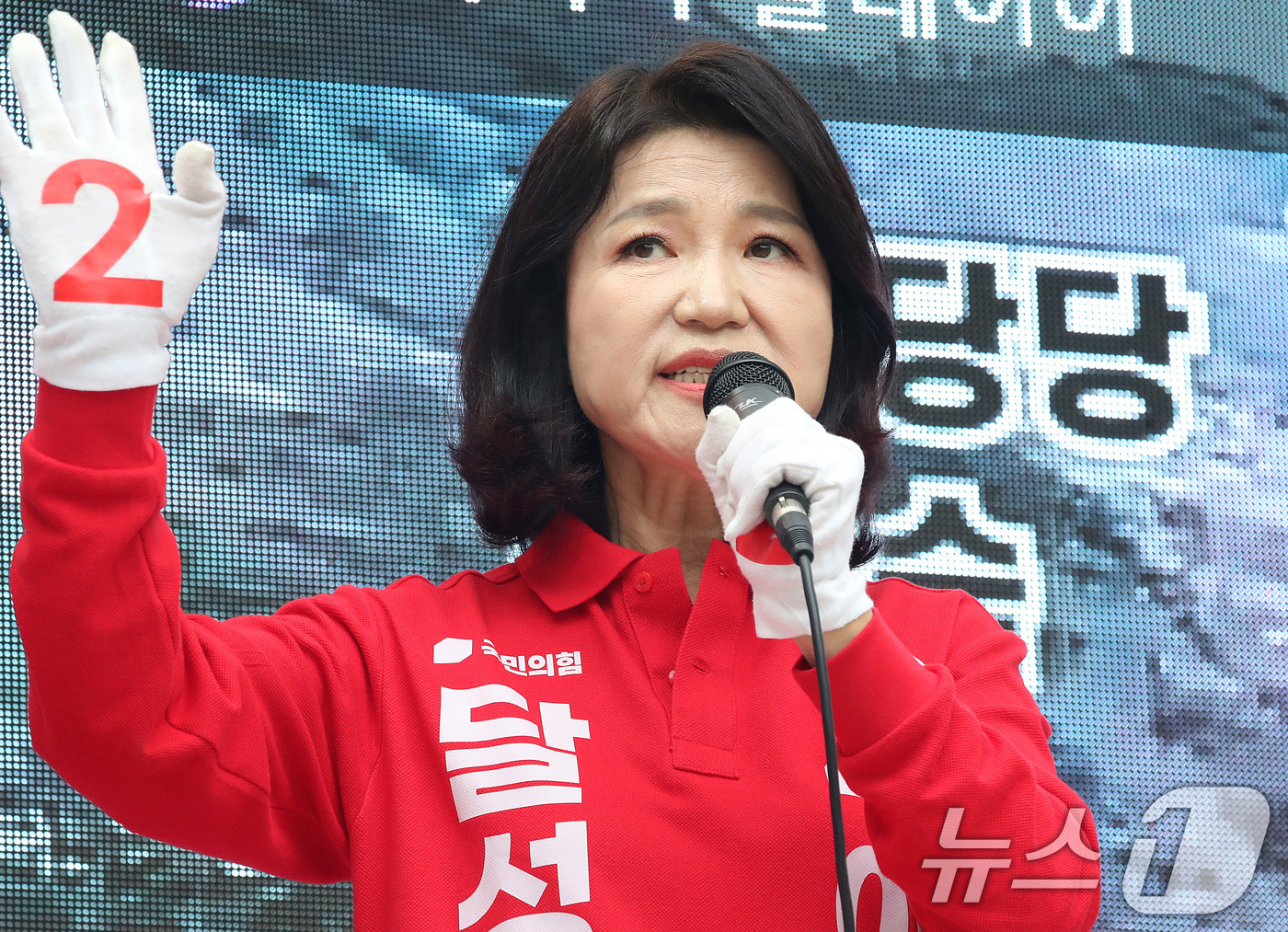 (대구=뉴스1) 공정식 기자 = 대구 달성군 국회의원 보궐선거에 출마한 이진숙 국민의힘 후보가 23일 달성군 다사읍 도시철도 2호선 대실역 만남의 광장에서 지지를 호소하고 있다. …