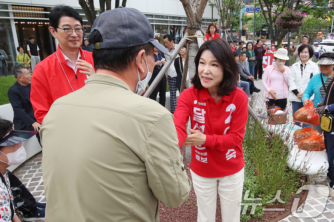 (대구=뉴스1) 공정식 기자 = 대구 달성군 국회의원 보궐선거에 출마한 이진숙 국민의힘 후보가 23일 대구 달성군 다사읍 도시철도 2호선 대실역 만남의 광장에서 주진우 의원과 함께 …