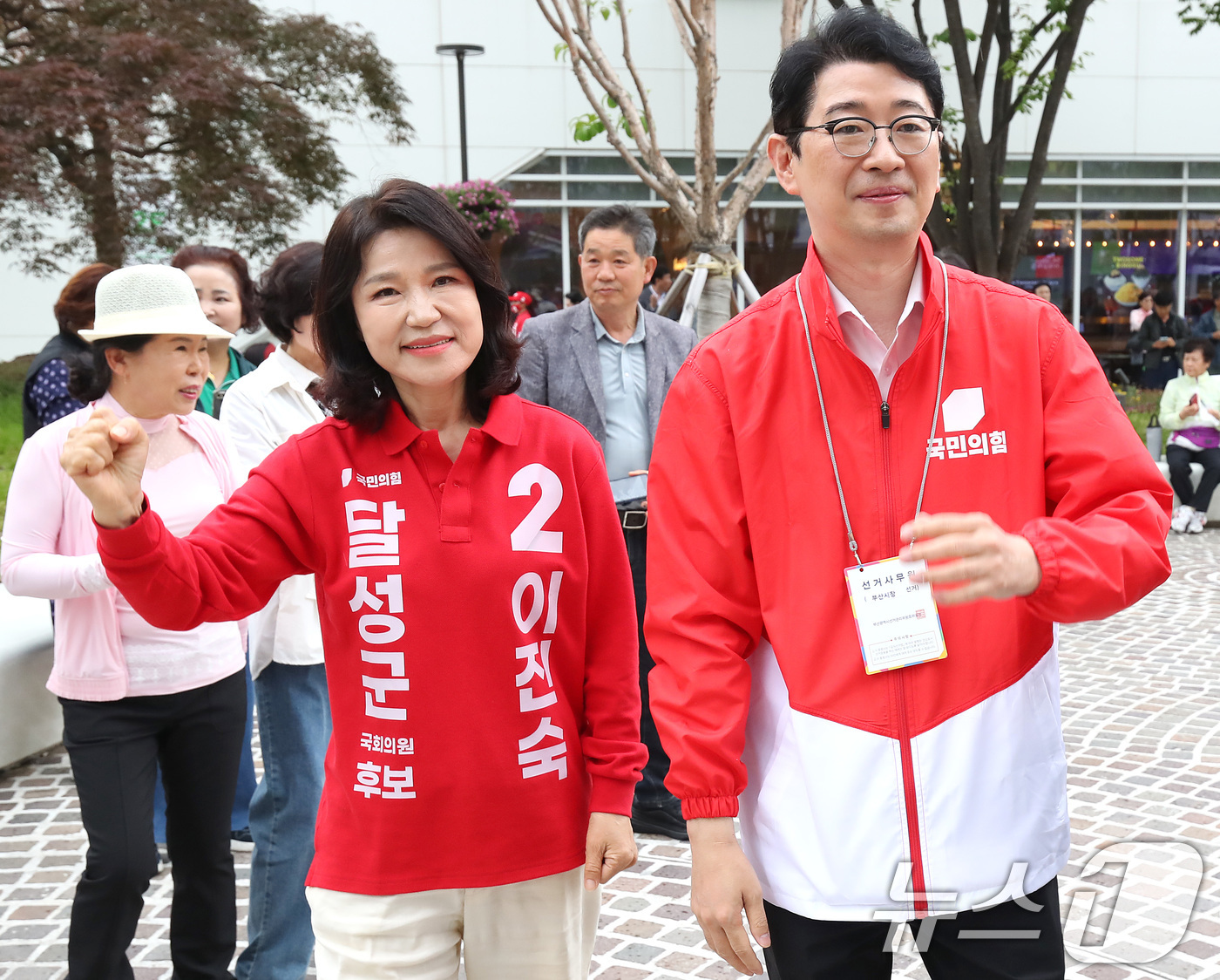 (대구=뉴스1) 공정식 기자 = 대구 달성군 국회의원 보궐선거에 출마한 이진숙 국민의힘 후보가 23일 대구 달성군 다사읍 도시철도 2호선 대실역 만남의 광장에서 주진우 의원과 함께 …