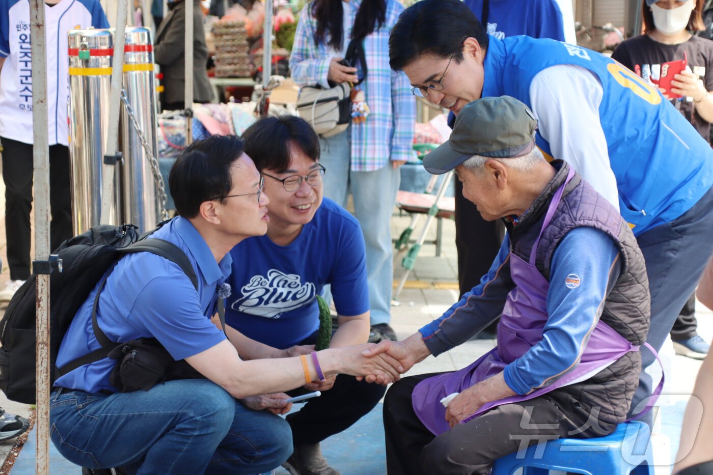 본문 이미지 - 박주민 더불어민주당 의원이 23일 오뚝유세단을 이끌고 전주 신중앙시장을 방문해 민주당 후보 지지를 호소하고 있다. (이원택 선대위제공, 재판매 및 DB금지)2026.5.23 ⓒ 뉴스1 김동규 기자
