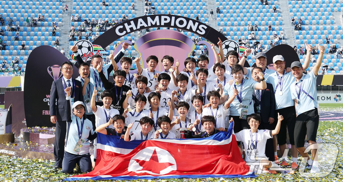 본문 이미지 - 23일 오후 경기 수원시 수원종합운동장에서 열린 2025-2026 아시아축구연맹(AFC) 여자 챔피언스리그(AWCL) 결승 북한 내고향여자축구단과 도쿄 베르디의 경기에서 우승을 거둔 내고향 선수들이 인공기를 든 채 기념촬영을 하고 있다. 2026.5.23 ⓒ 뉴스1 박지혜 기자