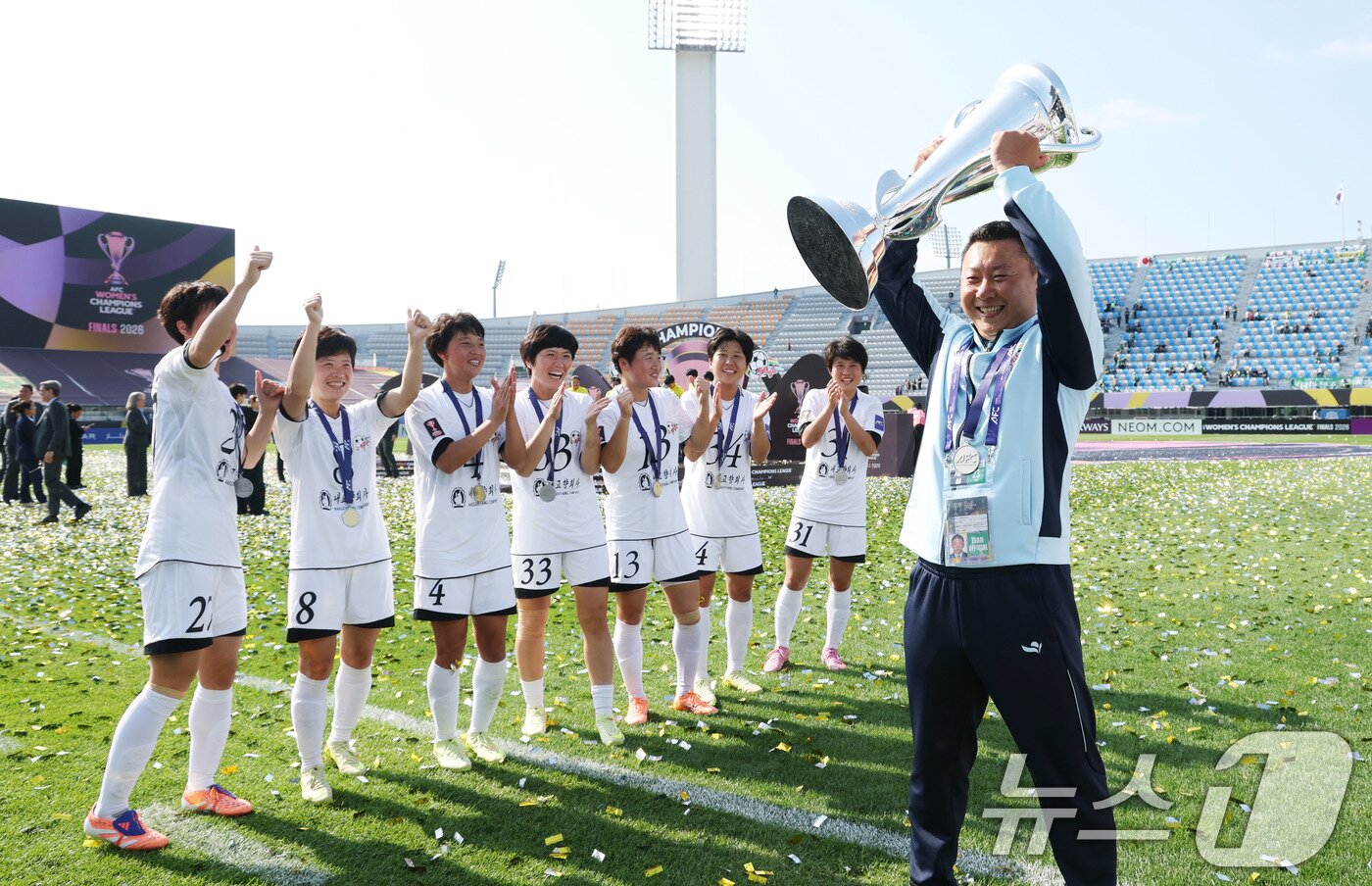 본문 이미지 - 23일 오후 경기 수원시 수원종합운동장에서 열린 2025-2026 아시아축구연맹(AFC) 여자 챔피언스리그(AWCL) 결승 북한 내고향여자축구단과 도쿄 베르디의 경기에서 우승을 거둔 내고향의 리유일 감독이 트로피를 들어보이고 있다. 2026.5.23 ⓒ 뉴스1 박지혜 기자