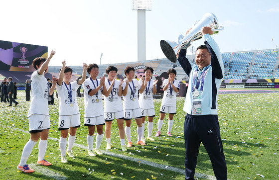 '아시아 정상' 北 리유일 감독 "총비서 동지의 사랑과 믿음에 보답"