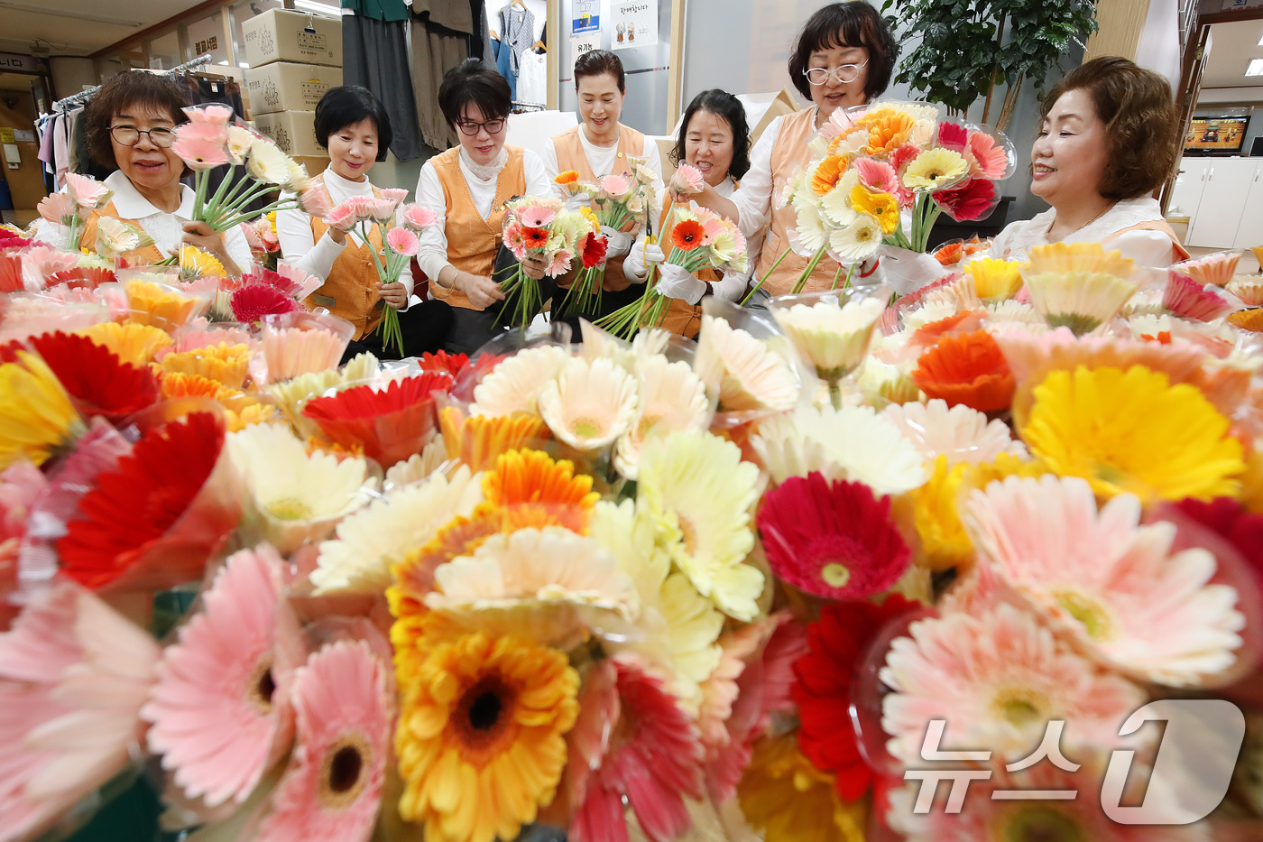(대구=뉴스1) 공정식 기자 = 불기 2570년 부처님오신날을 하루 앞둔 23일 대구 남구 봉덕동 한국불교대학 大관음사에서 불자들이 봉축법요식에 사용할 꽃을 정성껏 다듬고 있다. …