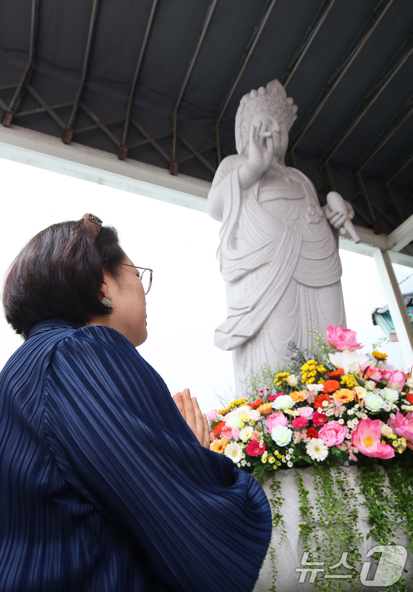(대구=뉴스1) 공정식 기자 = 불기 2570년 부처님오신날을 하루 앞둔 23일 대구 남구 봉덕동 한국불교대학 大관음사를 찾은 한 불자가 부처님 앞에 합장하고 있다. 2026.5. …