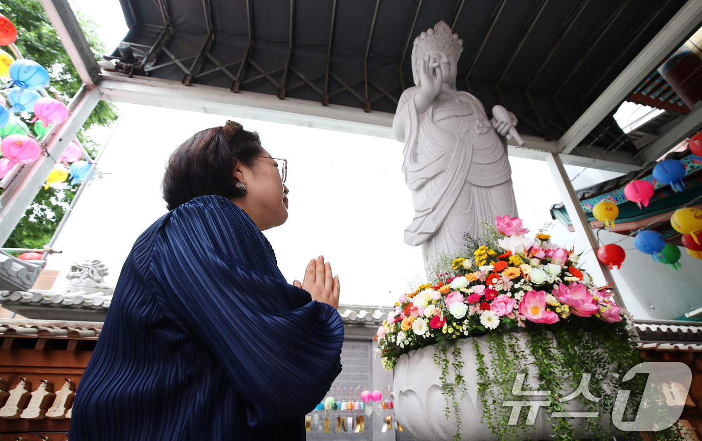 (대구=뉴스1) 공정식 기자 = 불기 2570년 부처님오신날을 하루 앞둔 23일 대구 남구 봉덕동 한국불교대학 大관음사를 찾은 한 불자가 부처님 앞에 합장하고 있다. 2026.5. …