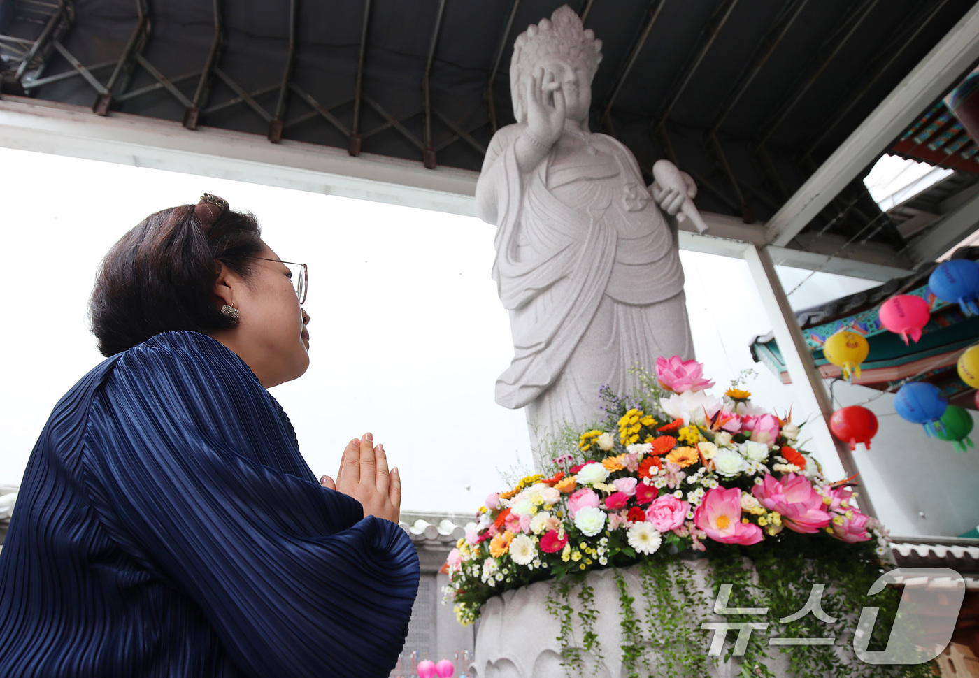 (대구=뉴스1) 공정식 기자 = 불기 2570년 부처님오신날을 하루 앞둔 23일 대구 남구 봉덕동 한국불교대학 大관음사를 찾은 한 불자가 부처님 앞에 합장하고 있다. 2026.5. …