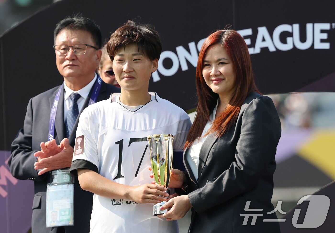 본문 이미지 - 23일 오후 경기 수원시 수원종합운동장에서 열린 2025-2026 아시아축구연맹(AFC) 여자 챔피언스리그(AWCL) 결승 북한 내고향여자축구단과 도쿄 베르디의 경기를 마치고 대회 최우수선수(MVP)로 선정된 내고향 김경영이 트로피를 전달받고 있다. 2026.5.23 ⓒ 뉴스1 박지혜 기자