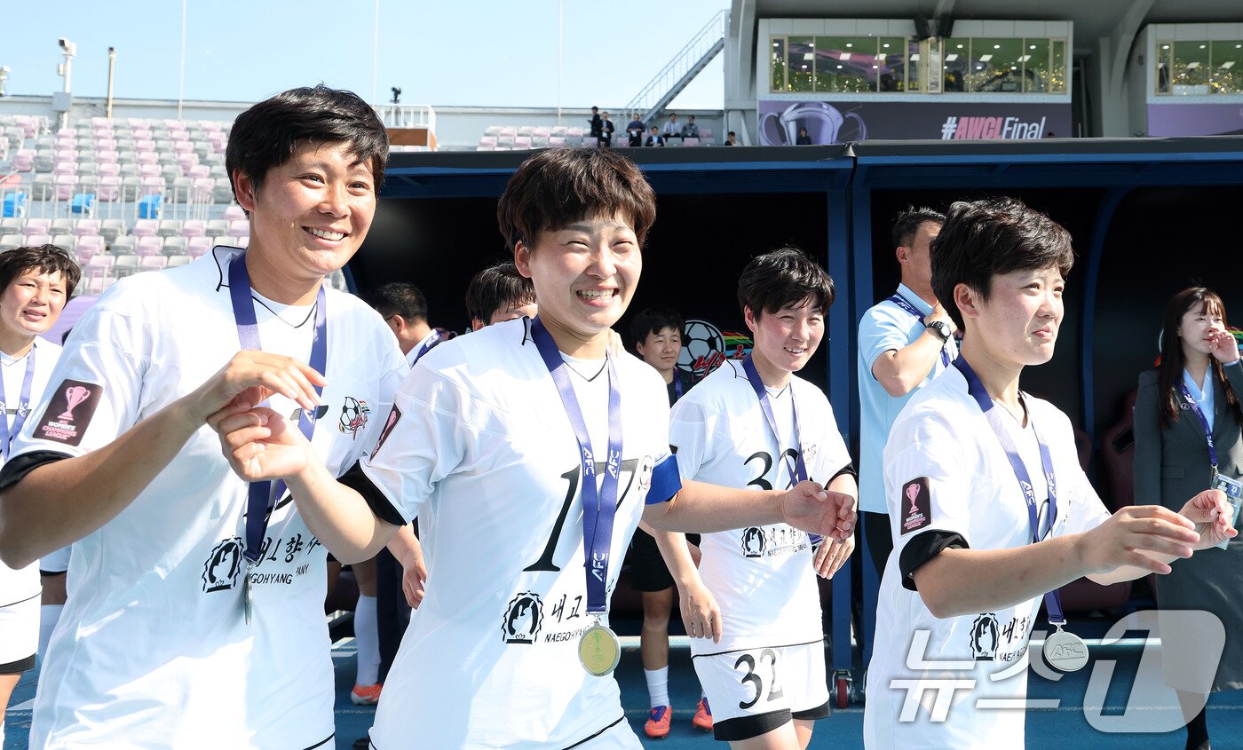 본문 이미지 - 23일 오후 경기 수원시 수원종합운동장에서 열린 2025-2026 아시아축구연맹(AFC) 여자 챔피언스리그(AWCL) 결승 북한 내고향여자축구단과 도쿄 베르디의 경기에서 우승을 거둔 내고향 김경영과 동료들이 기쁨을 나누고 있다. 2026.5.23 ⓒ 뉴스1 박지혜 기자
