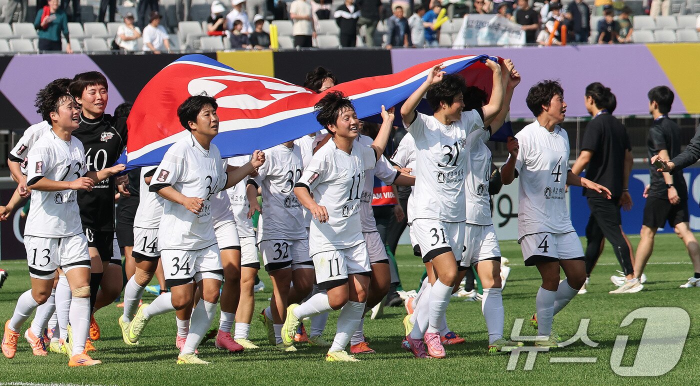 본문 이미지 - 23일 오후 경기 수원시 수원종합운동장에서 열린 2025-2026 아시아축구연맹(AFC) 여자 챔피언스리그(AWCL) 결승 북한 내고향여자축구단과 도쿄 베르디의 경기에서 우승을 거둔 내고향 선수들이 인공기를 든 채 그라운드를 돌고 있다. 2026.5.23 ⓒ 뉴스1 박지혜 기자