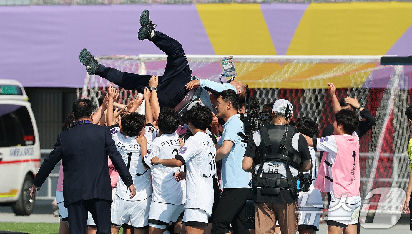본문 이미지 - 23일 오후 경기 수원시 수원종합운동장에서 열린 2025-2026 아시아축구연맹(AFC) 여자 챔피언스리그(AWCL) 결승 북한 내고향여자축구단과 도쿄 베르디의 경기에서 우승을 거둔 내고향 선수들이 리유일 감독을 헹가레 하고 있다. 2026.5.23 ⓒ 뉴스1 박지혜 기자