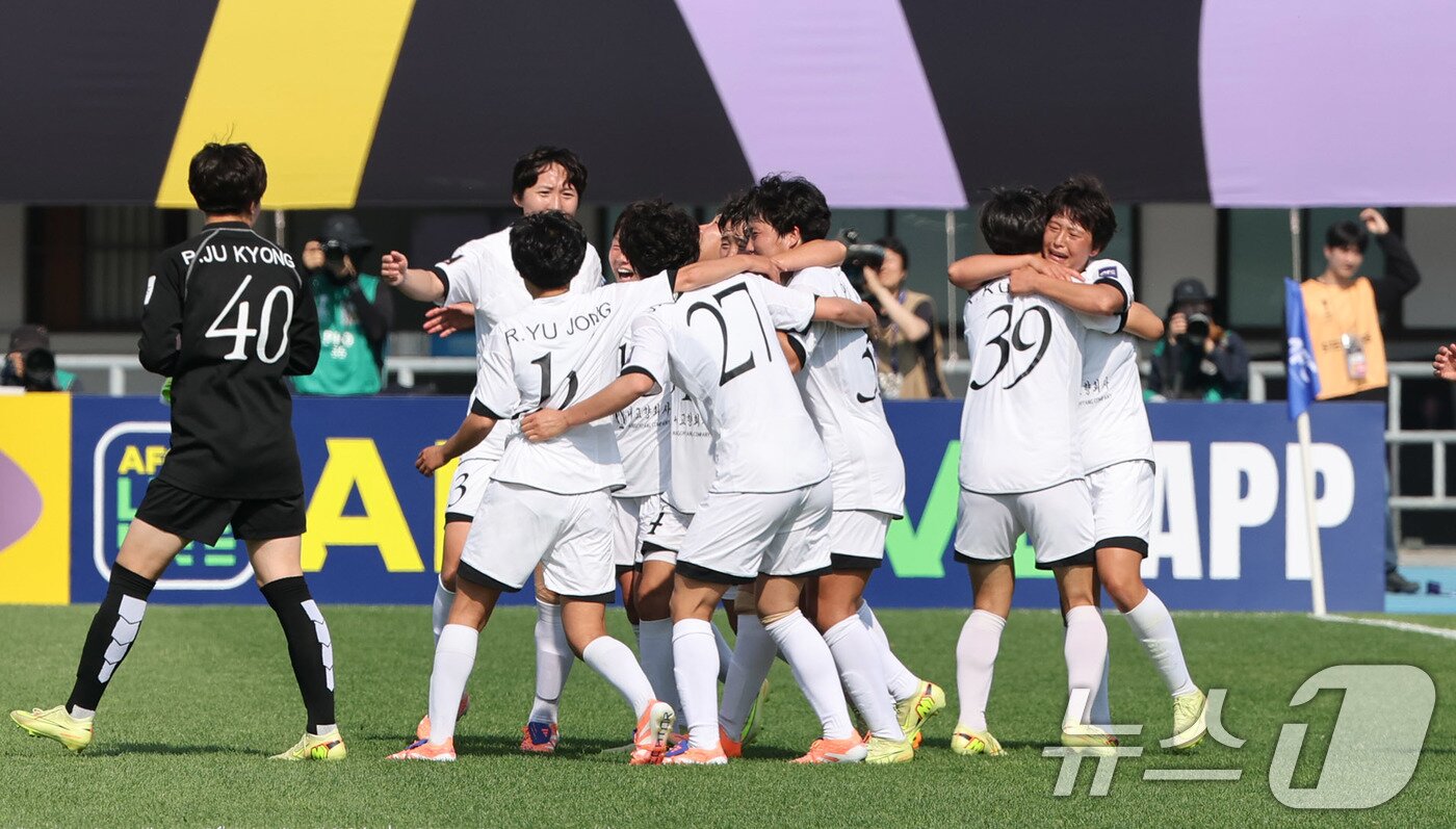 본문 이미지 - 23일 오후 경기 수원시 수원종합운동장에서 열린 2025-2026 아시아축구연맹(AFC) 여자 챔피언스리그(AWCL) 결승 북한 내고향여자축구단과 도쿄 베르디의 경기에서 우승을 거둔 내고향 선수들이 얼싸안고 있다. ⓒ 뉴스1 박지혜 기자