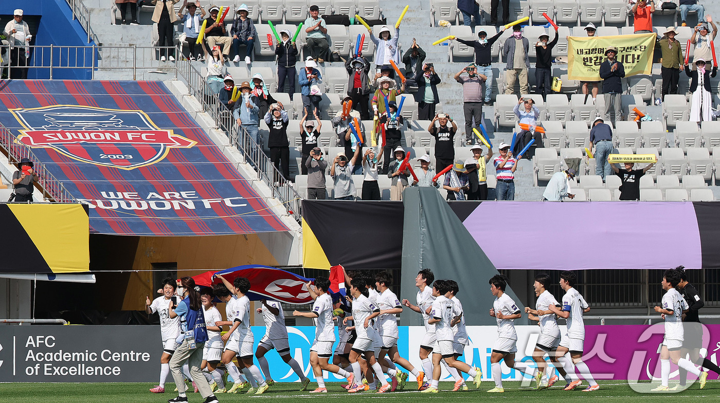 (수원=뉴스1) 박지혜 기자 = 23일 오후 경기 수원시 수원종합운동장에서 열린 2025-2026 아시아축구연맹(AFC) 여자 챔피언스리그(AWCL) 결승 북한 내고향여자축구단과 …