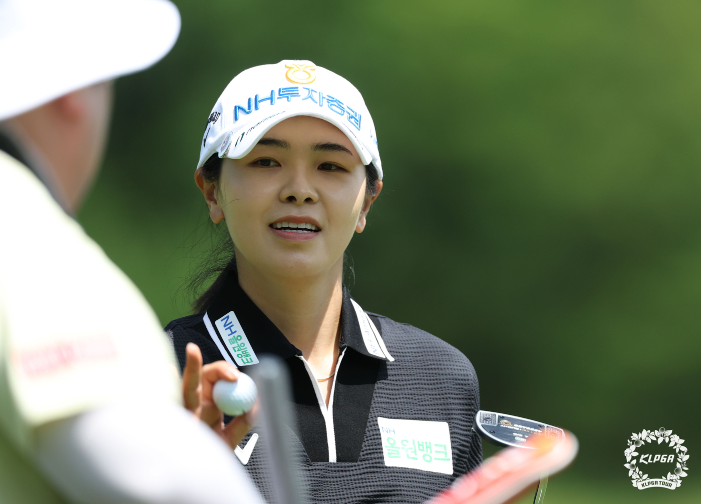 (서울=뉴스1) = 이가영이 23일 경기 여주 페럼클럽에서 열린 '제14회 E1 채리티 오픈' 2라운드 11번홀에서 버디 성공 후 홀아웃을 하고 있다. (KLPGA 제공. 재판매 …