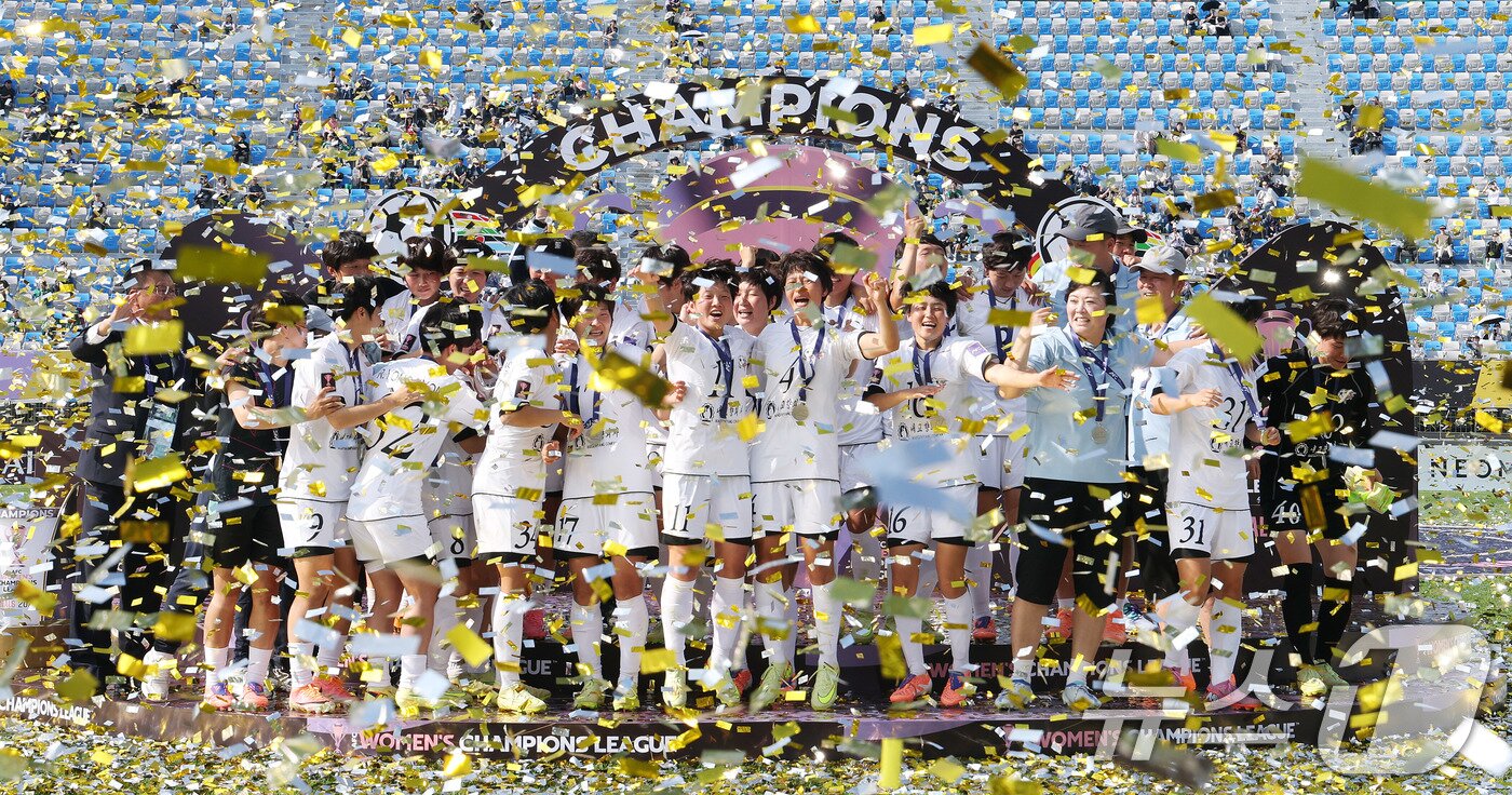 본문 이미지 - 23일 오후 경기 수원시 수원종합운동장에서 열린 2025-2026 아시아축구연맹(AFC) 여자 챔피언스리그(AWCL) 결승 북한 내고향여자축구단과 도쿄 베르디의 경기에서 우승을 거둔 내고향 선수들이 세리머니를 하고 있다. 2026.5.23 ⓒ 뉴스1 박지혜 기자