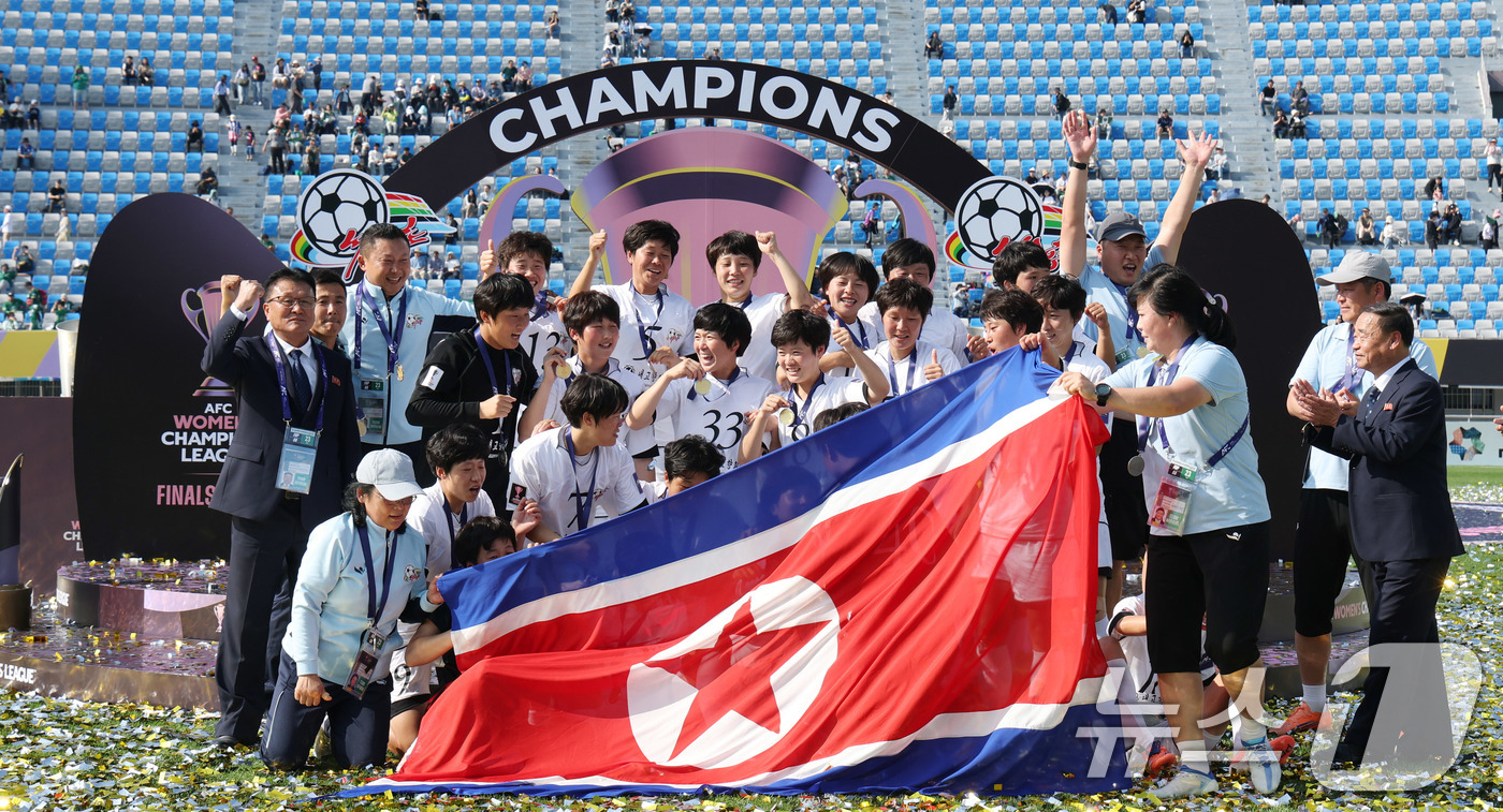 (수원=뉴스1) 박지혜 기자 = 23일 오후 경기 수원시 수원종합운동장에서 열린 2025-2026 아시아축구연맹(AFC) 여자 챔피언스리그(AWCL) 결승 북한 내고향여자축구단과 …