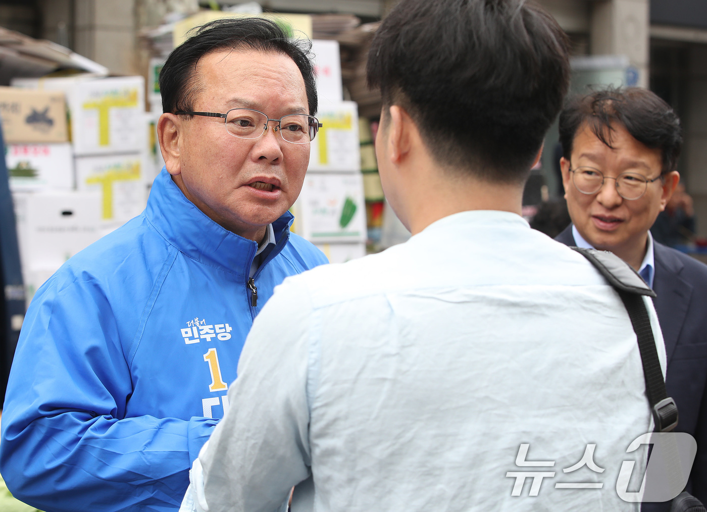 (대구=뉴스1) 공정식 기자 = 김부겸 더불어민주당 대구시장 후보가 23일 오전 대구 중구 달성공원 새벽시장을 찾아 청년 지지자와 대화하고 있다. 2026.5.23/뉴스1