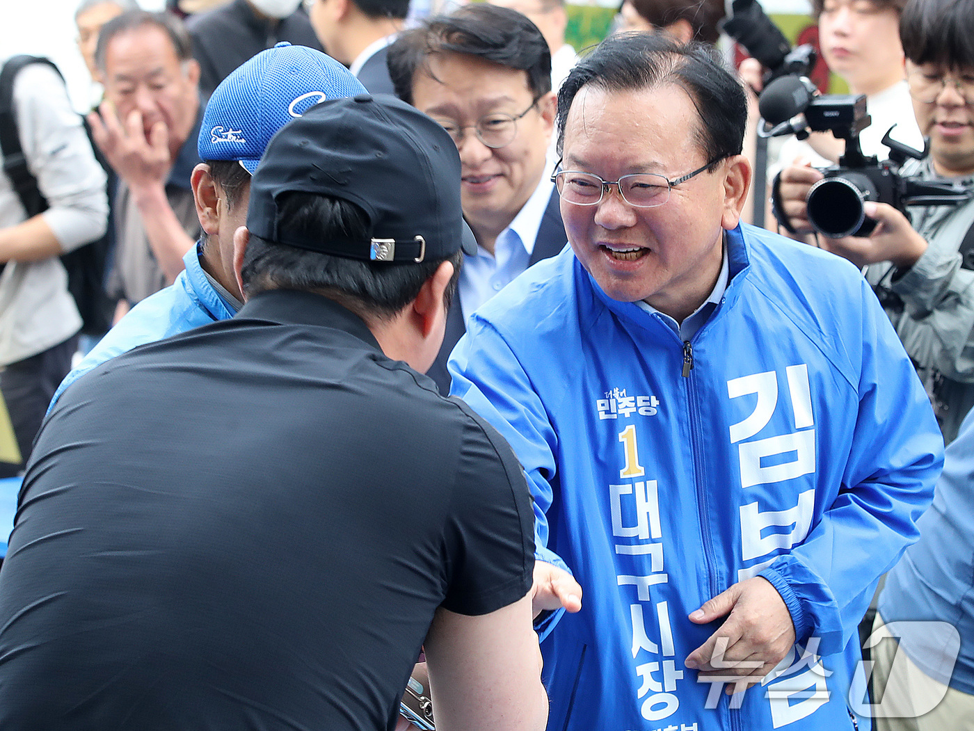 (대구=뉴스1) 공정식 기자 = 김부겸 더불어민주당 대구시장 후보가 23일 오전 대구 중구 달성공원 새벽시장을 찾아 시민과 인사 나누고 있다. 2026.5.23/뉴스1