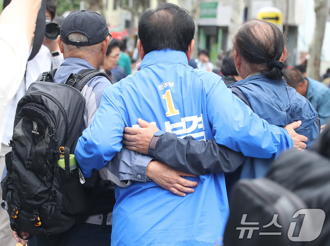 (대구=뉴스1) 공정식 기자 = 김부겸 더불어민주당 대구시장 후보가 23일 오전 대구 중구 달성공원 새벽시장을 찾아 시민과 인사 나눈 뒤 기념촬영을 하고 있다. 2026.5.23/ …