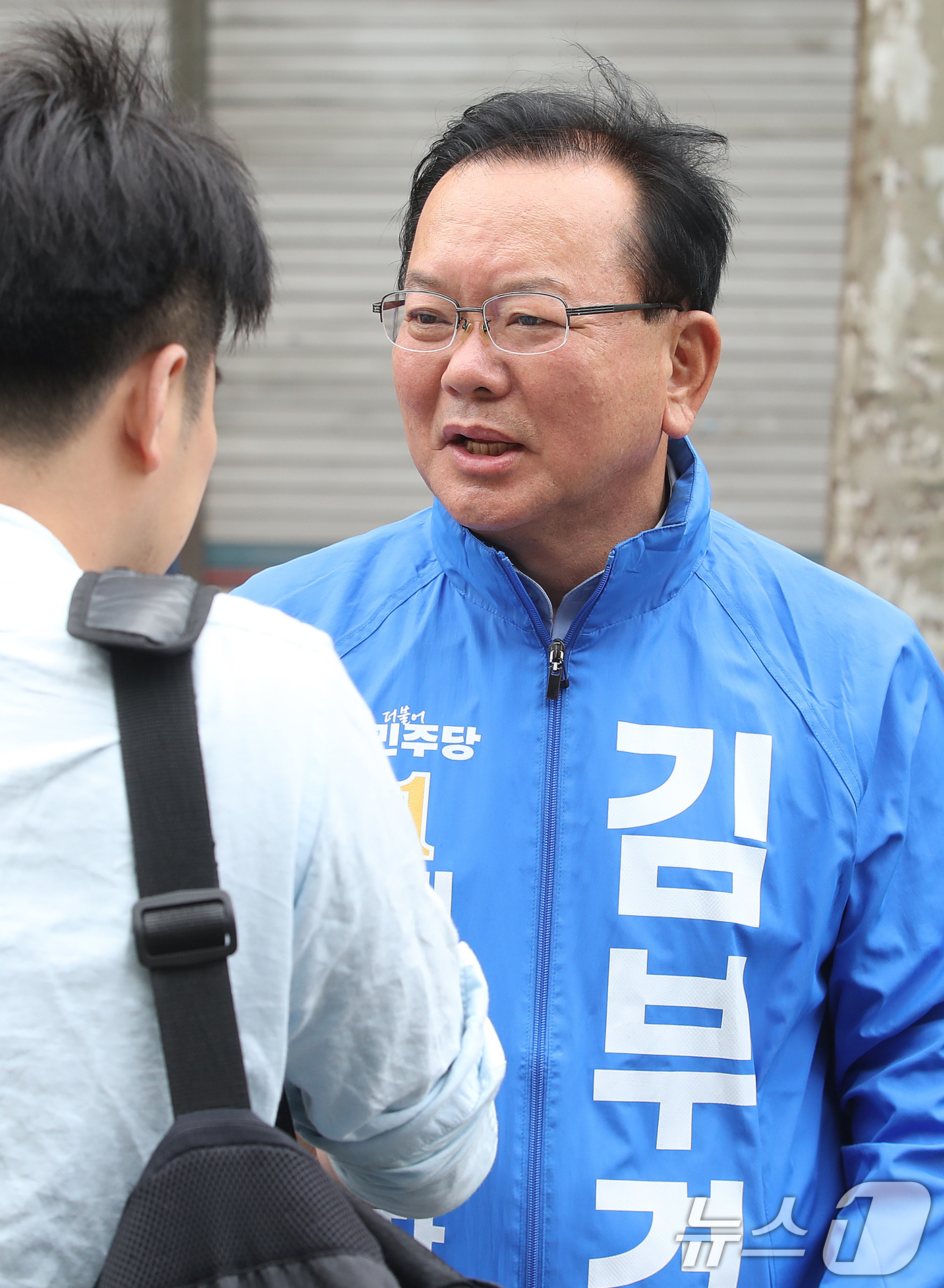 (대구=뉴스1) 공정식 기자 = 김부겸 더불어민주당 대구시장 후보가 23일 오전 대구 중구 달성공원 새벽시장을 찾아 청년 지지자와 대화하고 있다. 2026.5.23/뉴스1
