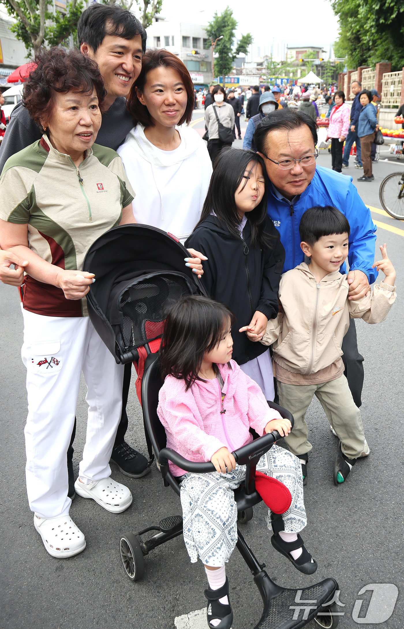(대구=뉴스1) 공정식 기자 = 김부겸 더불어민주당 대구시장 후보가 23일 오전 대구 중구 달성공원 새벽시장을 찾아 한 가족과 인사 나눈 뒤 기념촬영을 하고 있다. 2026.5.2 …