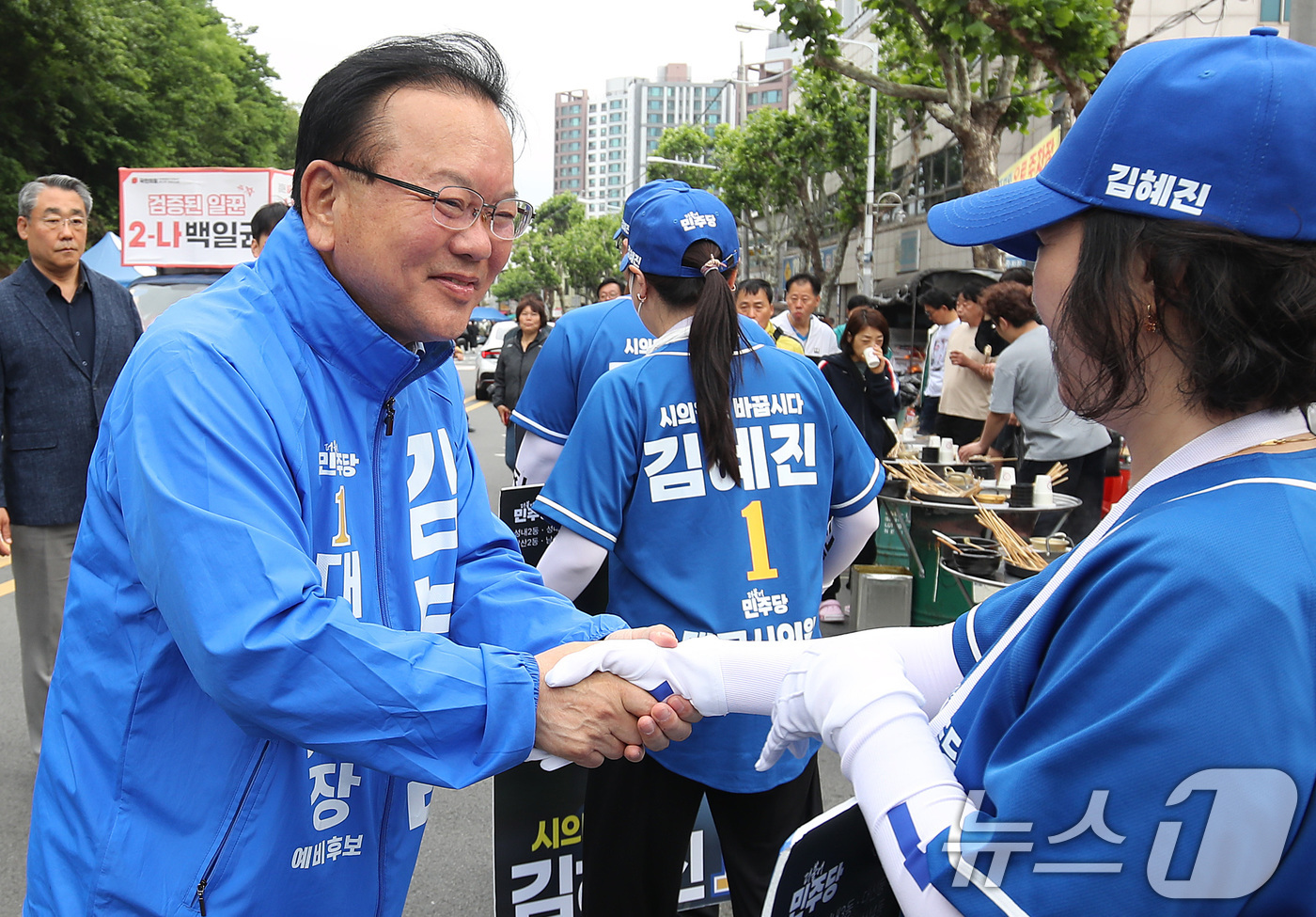 (대구=뉴스1) 공정식 기자 = 김부겸 더불어민주당 대구시장 후보가 23일 오전 대구 중구 달성공원 새벽시장을 찾아 더불어민주당 선거사무원을 격려하고 있다. 2026.5.23/뉴스 …